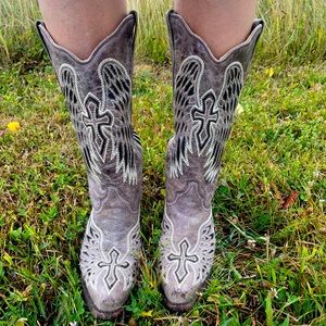 Ladies Corral Boots size 8M. I’ve only worn these once to a wedding.